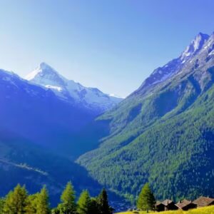 Góry, niebieskie tło