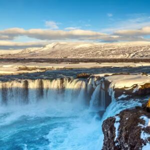 wodospad, facet patrzy na wodospad